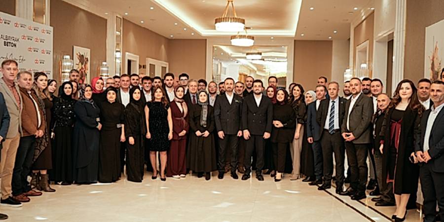 Geleneksel yıl sonu kutlama yemeğimizde 10’uncu yılını tamamlayan çalışma arkadaşlarımıza kıdem ödüllerini taktim ettik.